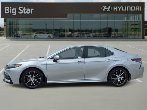 Used 2023 Toyota Camry SE w/ Audio Upgrade Package FWD image 2