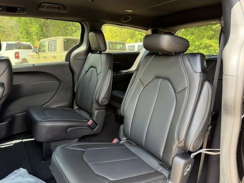 New 2026 Chrysler Pacifica Select FWD image 16