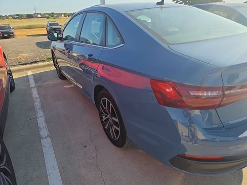 Used 2025 Volkswagen Jetta SE FWD image 3