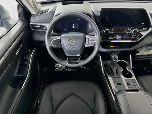 Used 2026 Toyota Highlander Platinum AWD/4WD image 4