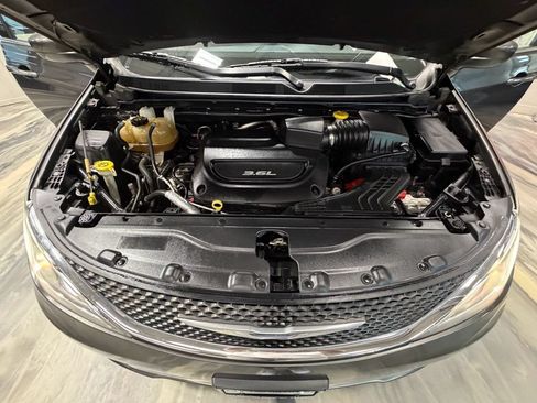 Used 2018 Chrysler Pacifica Touring-L Plus FWD image 56