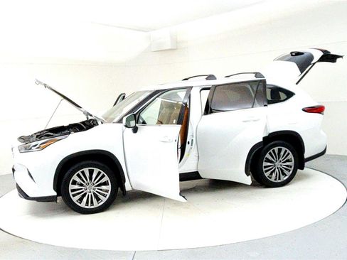 Used 2023 Toyota Highlander Platinum image 10