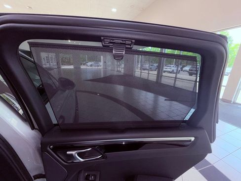Used 2022 Porsche Macan AWD/4WD image 13