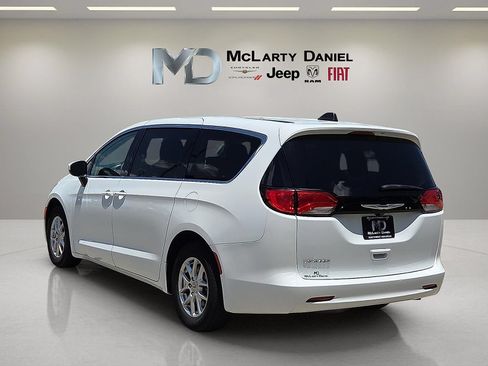 Used 2023 Chrysler Voyager LX FWD image 4