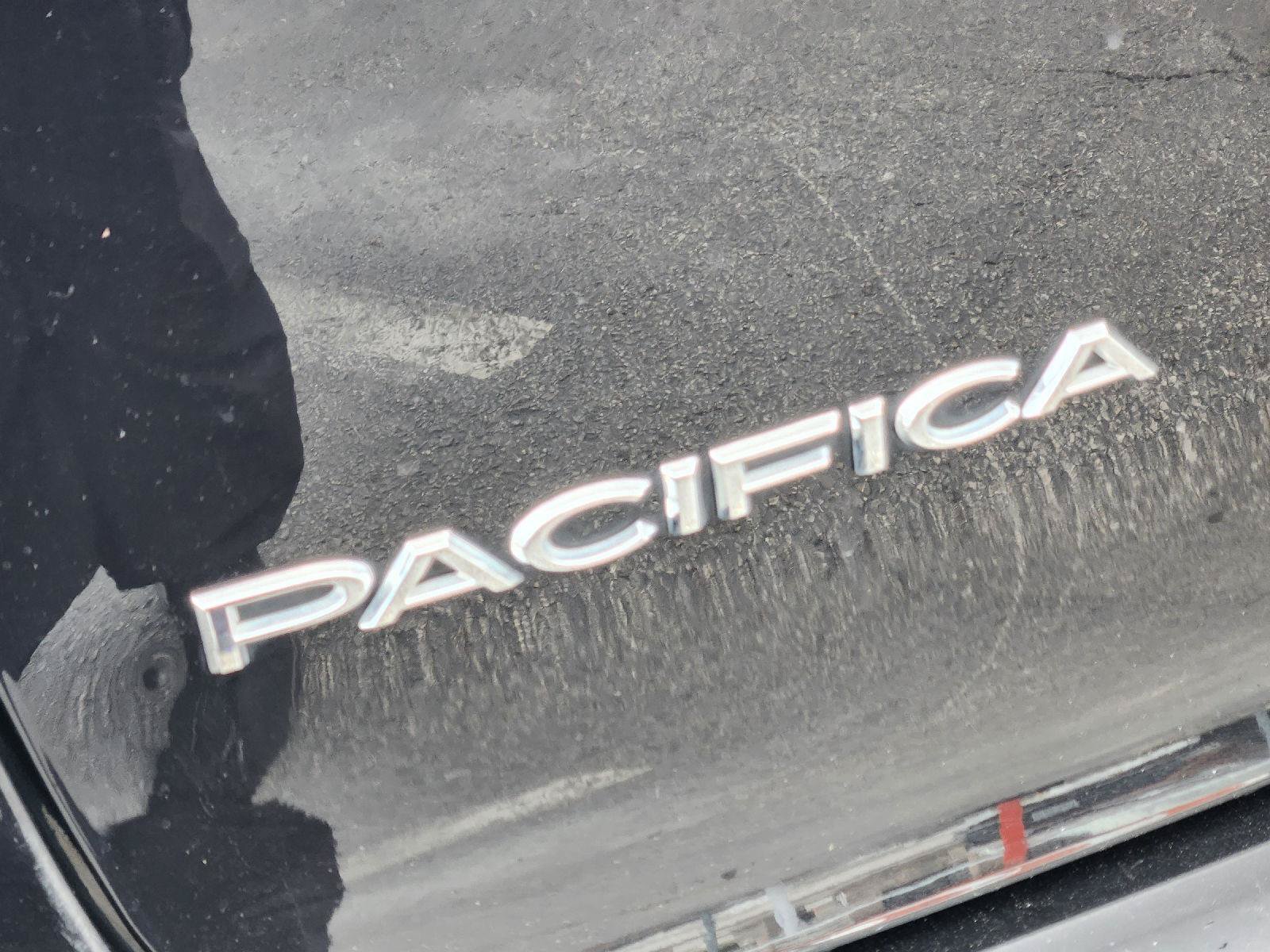 Used 2024 Chrysler Pacifica Touring-L FWD image 12