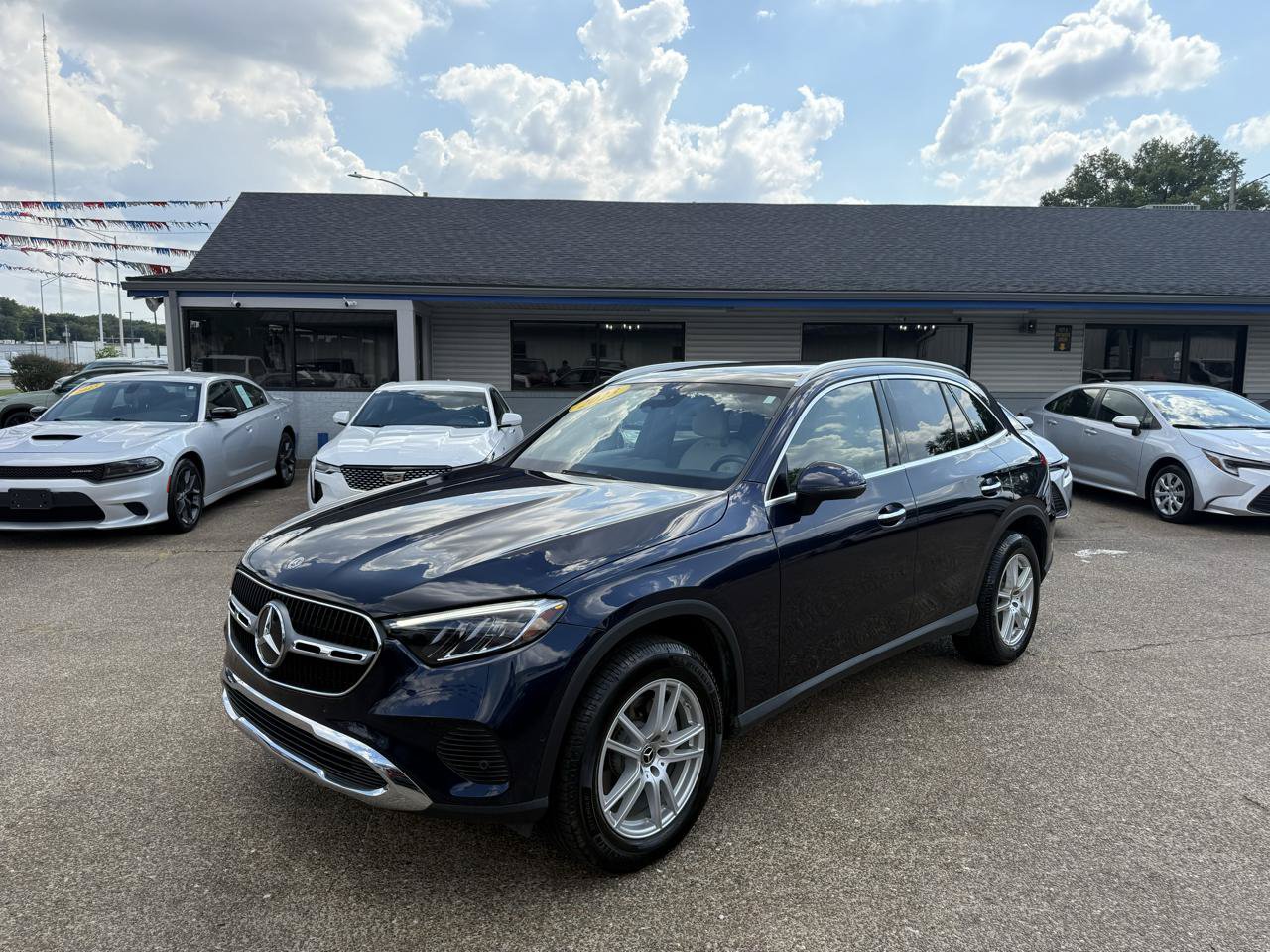 Used 2023 Mercedes-Benz GLC 300 4MATIC image 3