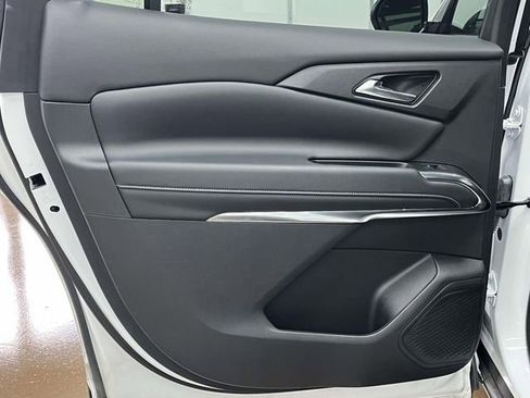 Used 2025 Chevrolet Traverse LT image 17