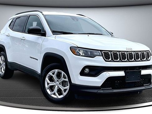 Used 2024 Jeep Compass Latitude image 3