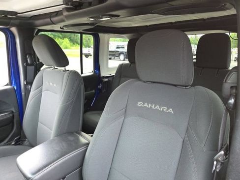 Used 2018 Jeep Wrangler Unlimited Sahara w/ Dual Top Group AWD/4WD image 17