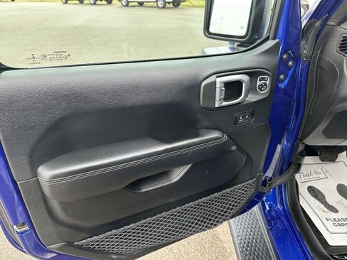 Used 2018 Jeep Wrangler Unlimited Sahara w/ Cold Weather Group image 20