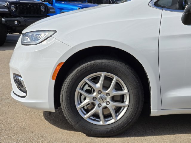 Certified 2024 Chrysler Pacifica Touring-L FWD image 9