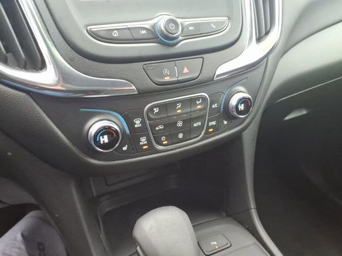 Used 2022 Chevrolet Equinox LT w/ Driver Convenience Package image 17