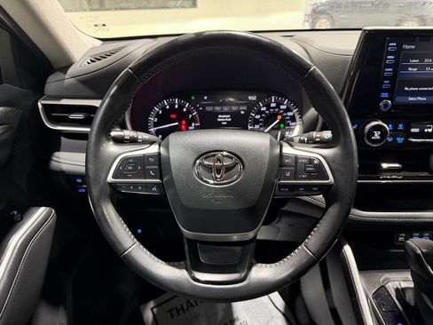 Used 2022 Toyota Highlander XLE image 28