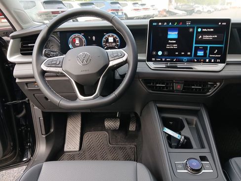 New 2025 Volkswagen Tiguan SE image 13