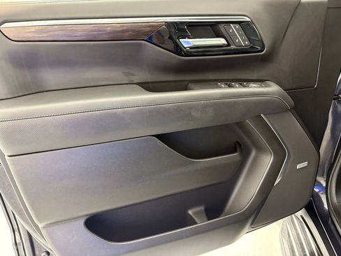 Used 2025 Chevrolet Suburban Premier image 17