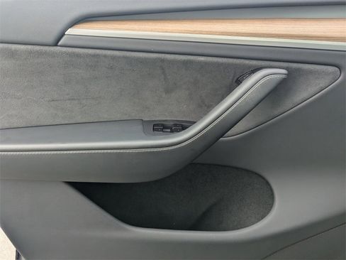 Used 2025 Tesla Model Y Long Range image 25