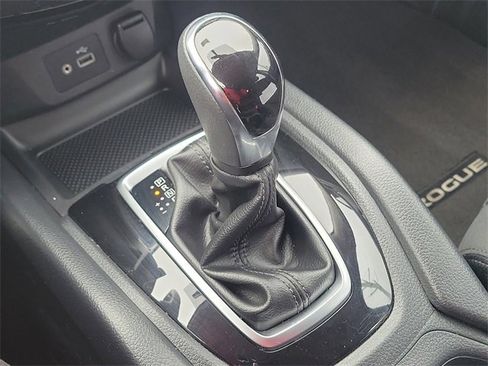 Used 2018 Nissan Rogue S image 32
