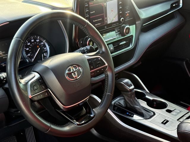 Used 2021 Toyota Highlander XSE FWD image 19