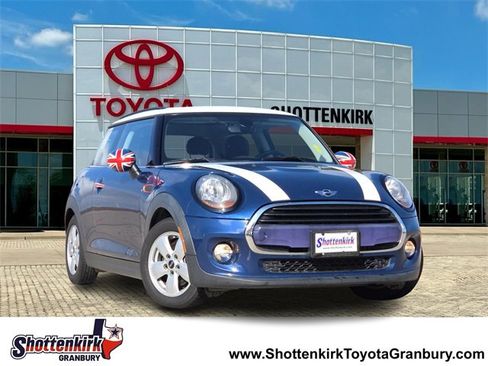 Used 2018 MINI Cooper 2-Door Hardtop image 1