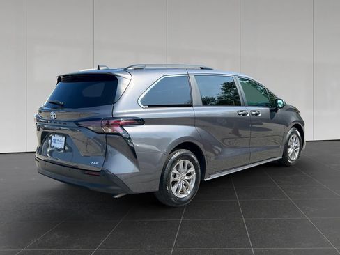Used 2025 Toyota Sienna XLE FWD image 5