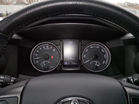 Used 2017 Toyota Tacoma TRD Off-Road w/ Tow Package (A/T) image 21