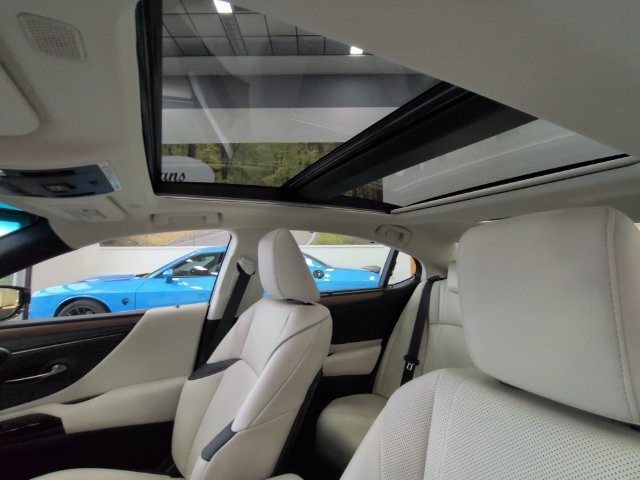 Used 2025 Lexus ES 350 Ultra Luxury w/ Accessory Package (Z2) FWD image 33