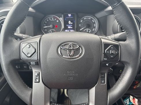 Used 2022 Toyota Tacoma TRD Off-Road image 8