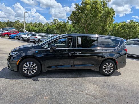 Used 2024 Chrysler Pacifica Limited FWD image 7