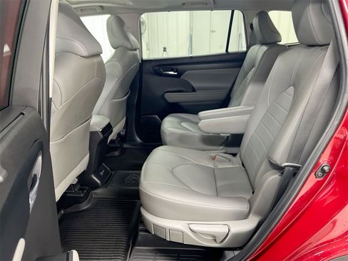 Used 2022 Toyota Highlander XLE image 23