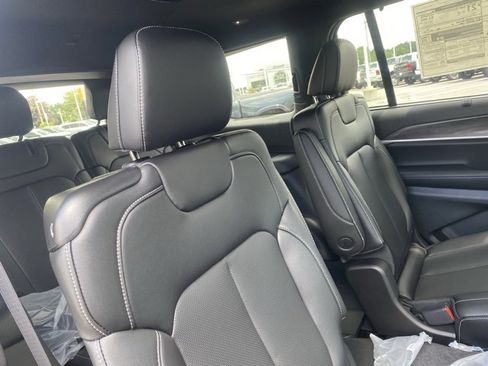 New 2025 Jeep Grand Cherokee L Limited w/ Luxury Tech Group II image 34