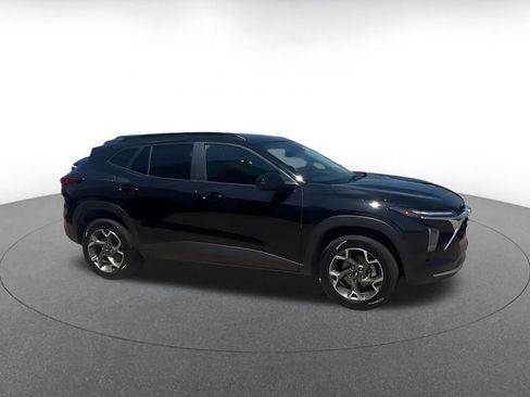 Used 2025 Chevrolet Trax LT w/ LT Convenience Package FWD image 2