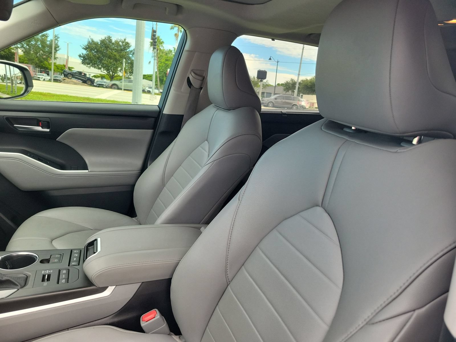 Used 2020 Toyota Highlander XLE AWD/4WD image 18