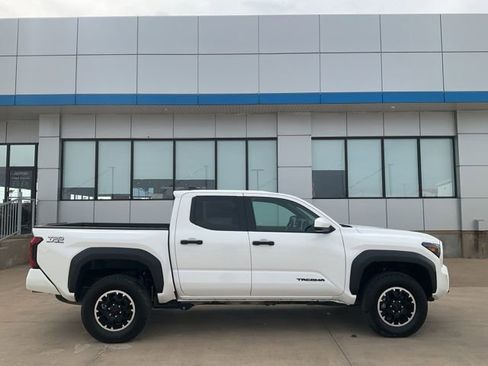 Used 2025 Toyota Tacoma TRD Off-Road AWD/4WD image 35