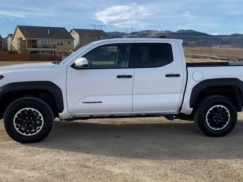 Used 2024 Toyota Tacoma TRD Off-Road image 5