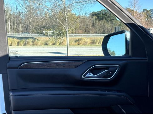 Used 2023 Chevrolet Suburban Premier image 9