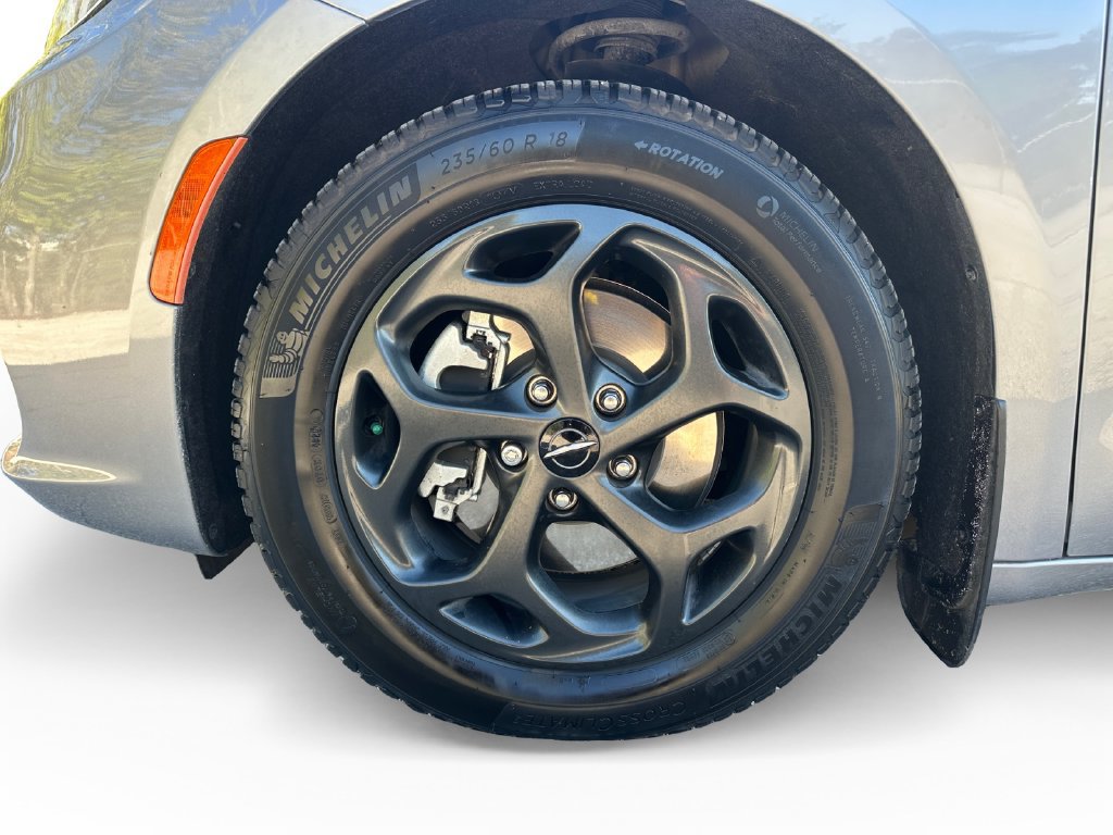 Used 2021 Chrysler Pacifica Touring w/ S Appearance Package FWD image 9