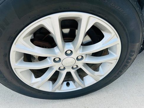 Used 2019 Jeep Cherokee Latitude w/ Popular Appearance Group FWD image 28