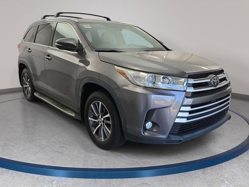 Used 2019 Toyota Highlander XLE image 3