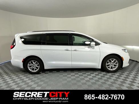 Used 2021 Chrysler Pacifica Touring-L FWD image 8