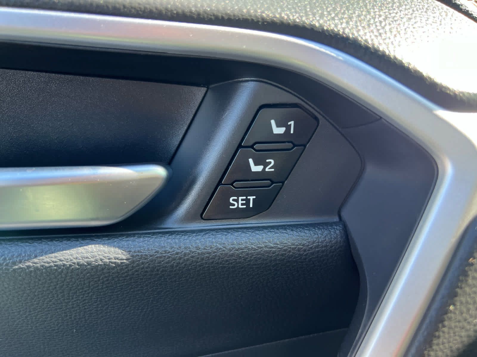 Used 2020 Toyota RAV4 Limited AWD/4WD image 15