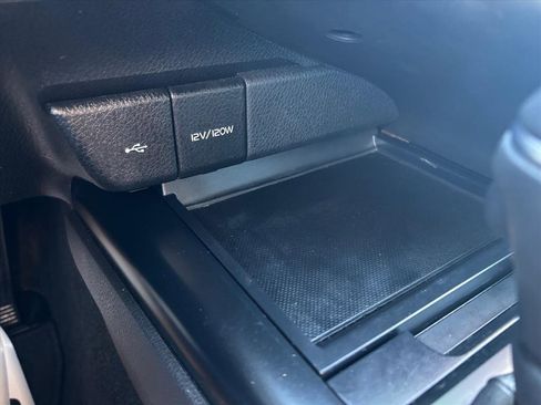 Used 2020 Toyota Camry SE image 19