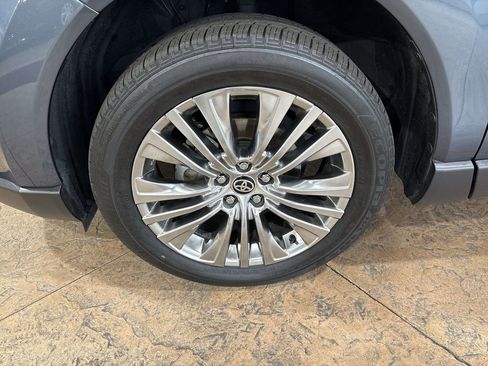 Certified 2024 Toyota Venza LE image 10