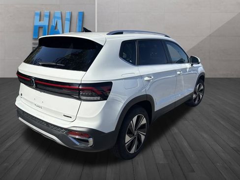 Certified 2025 Volkswagen Taos SE image 6