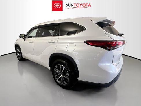 Used 2022 Toyota Highlander XLE image 6
