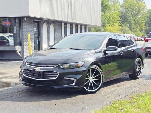 Used 2017 Chevrolet Malibu LT FWD image 2