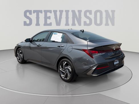 Used 2025 Hyundai Elantra Sport FWD image 3