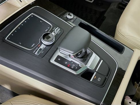 Used 2020 Audi Q5 e Premium Plus w/ Premium Plus Package image 17