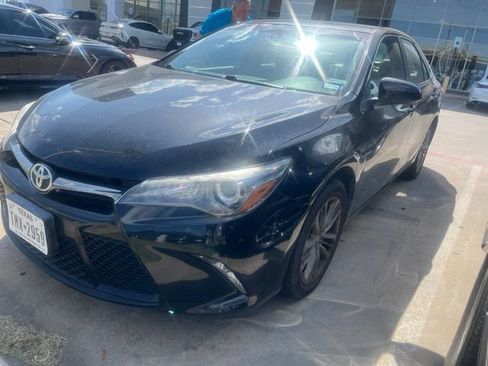 Used 2017 Toyota Camry SE FWD image 2