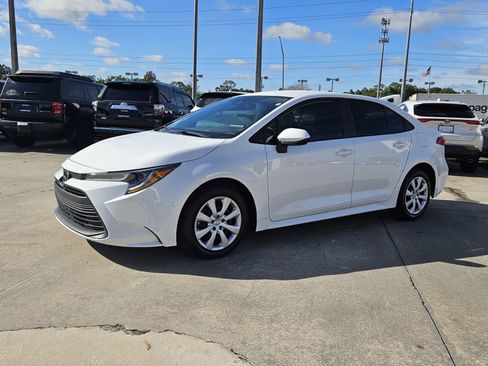 Certified 2023 Toyota Corolla LE image 3