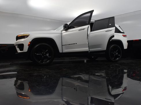 Used 2023 Jeep Grand Cherokee Altitude image 35